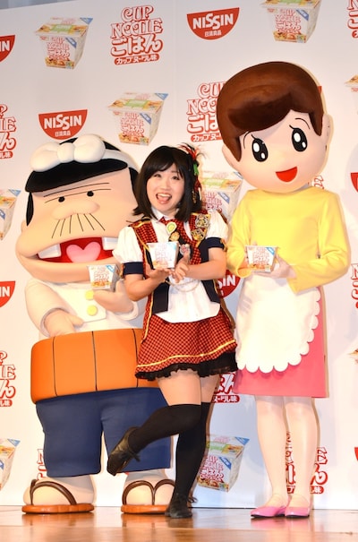 「日清のごはんシリーズ『日清カップヌードルごはん』新CM発表会」に登壇したキンタロー。（中央）。新CMに登場する「天才バカボン」のパパとママに挟まれ「今日の私、めっちゃ小顔！」とおどけていた。