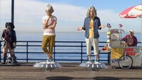 株式会社ジーユーのテレビCM「クロップドパンツ ピース星人 L.A.ナンパ」編の一場面。