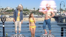 株式会社ジーユーのテレビCM「クロップドパンツ ピース星人 L.A.ナンパ」編の一場面。