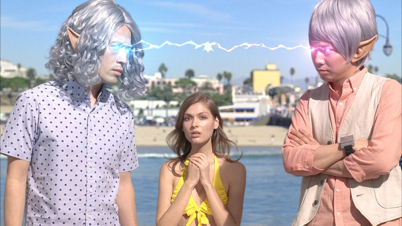 株式会社ジーユーのテレビCM「クロップドパンツ ピース星人 L.A.ナンパ」編の一場面。