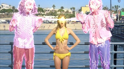 株式会社ジーユーのテレビCM「クロップドパンツ ピース星人 L.A.ナンパ」編の一場面。