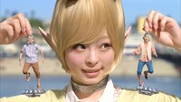 株式会社ジーユーのテレビCM「クロップドパンツ ピース星人 L.A.ナンパ」編の一場面。