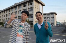 新番組「もはや神ダネ」に出演する東野幸治（右）、小籔千豊（左）。(c)フジテレビ