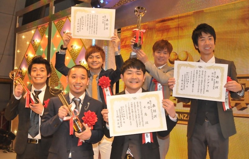 「第48回上方漫才大賞」大賞受賞の千鳥（前列）、奨励賞受賞のテンダラー（後列右）、新人賞受賞のプリマ旦那（後列左）。(c)ラジオ大阪・関西テレビ