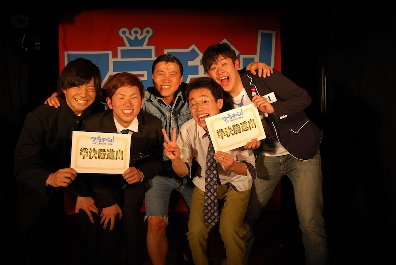 日本テレビ開局60年記念番組「日本一テレビ・ワラチャン！～U-20お笑い日本一決定戦～」応援芸人のスギちゃん、準決勝進出のシィトベルトと酒井・國土。(c)NTV