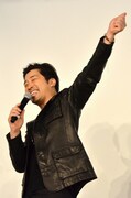 一人喋りの最後を「速攻元気！」で締めたあべこうじ。