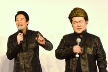 ゲーム対決の勝利でご褒美としてブラッド・ピットになりきれるカツラをプレゼントされた三浦マイルド（右）。