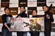 フォトセッションの一場面。左端は「SPECIAL FORCE2」の佐野プロデューサー。