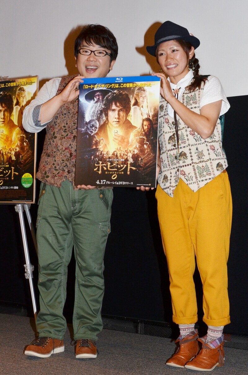 「Blu-ray＆DVD『ホビット 思いがけない冒険』リリース記念 特別試写会」に登場したキャイ～ン天野（左）と、女子サッカーの川澄奈穂美選手（右）。