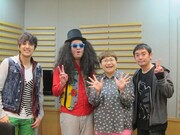 「ゆずのオールナイトニッポンGOLD」(ニッポン放送)に出演するハリセンボン近藤(左から3番目)とレイザーラモンRG(左から2番目)。