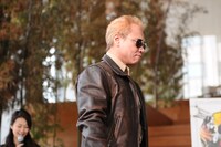 アーノルド・シュワルツェネッガーに扮する松下アキラ。