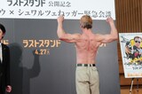 アーノルド・シュワルツェネッガーに憧れて鍛えたという肉体を見せつけるザ・ニュースペーパー松下アキラ。