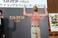 アーノルド・シュワルツェネッガーに憧れて鍛えたという肉体を見せつけるザ・ニュースペーパー松下アキラ。