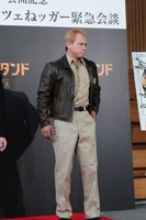 アーノルド・シュワルツェネッガーに扮するザ・ニュースペーパーの松下アキラ。