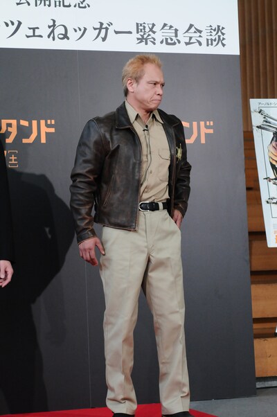 アーノルド・シュワルツェネッガーに扮するザ・ニュースペーパーの松下アキラ。