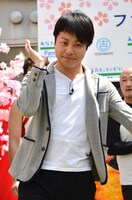 ファミマのチキンを箱ごと抱えるポーズで練り歩くNON STYLE井上。