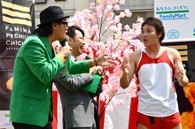 サバンナ八木（右）と、ユウキロック（左）、藤井隆（中央）。