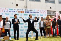 “3・3・2拍子”で場を盛り上げるFUJIWARA原西（中央）ら。