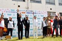 「チキンで乾杯」が行われた場面。