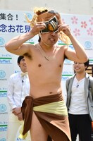 チキンを使って、ミュージカルをモチーフとしたネタを披露する大西ライオン。