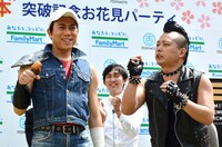 テニスの錦織圭選手のモノマネをするキャベツ確認中・しまぞう（左）。