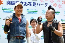 テニスの錦織圭選手のモノマネをするキャベツ確認中・しまぞう（左）。