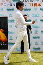 漢字の部首「さんずい」を、全身を使って瞬間的に表現するNON STYLE石田。