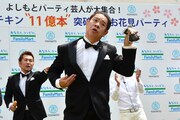 踊りながら“勢いモノマネ”で自己紹介するFUJIWARA原西。