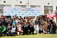 ファンとともに行われた記念撮影の様子。