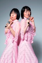 海外ドラマ「SMASH」のDVDリリース記念イベントに登場する阿佐ヶ谷姉妹。