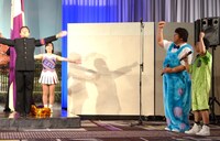 学生の応援に、拳を上げて答える爆笑問題・田中（右端）と、ホンジャマカ石塚（右から2人目）。