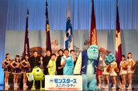 写真撮影に応じる登壇者たち。