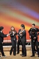 女性用スーツの槙尾に「やってること前田健と一緒」とツッコむ上田。