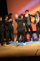 選挙活動がむくわれ大喜びの長浜とそれを祝福するメンバー。