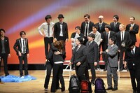 喜びの余り槙尾を強引に抱きしめる松原。舞台上がまさにドラマのラブシーン。