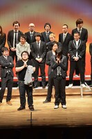 1位を信じて祈る永沢と、平子役の関。