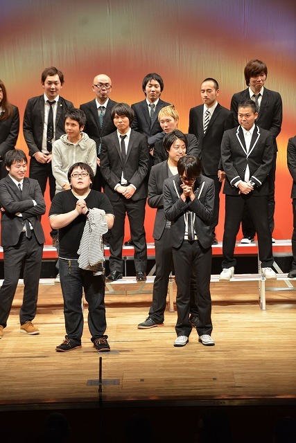 1位を信じて祈る永沢と、平子役の関。