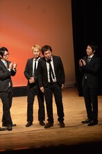 本公演初登場となったマシンガンズ。