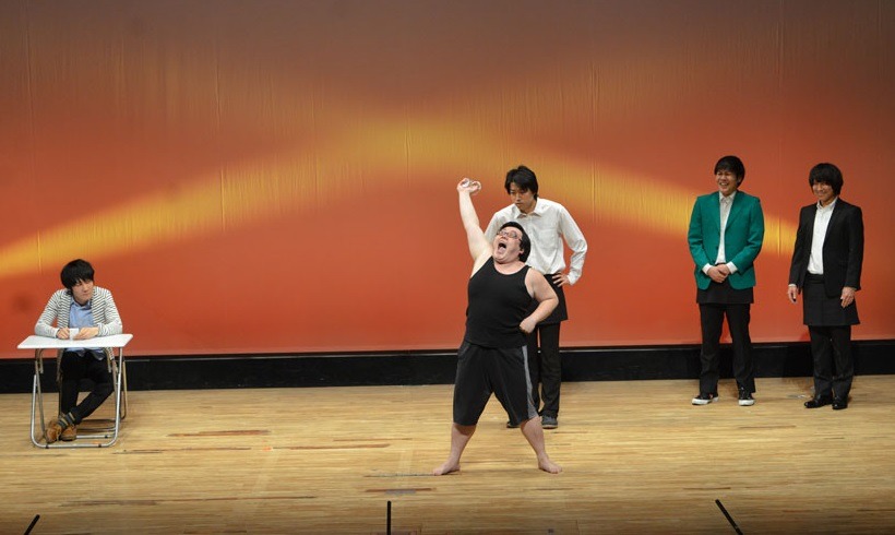 新妻作のユニットコント。関の筋肉キャラに会場も出演者も爆笑。