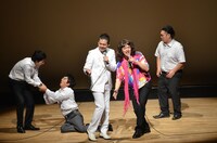 サラリーマンたちの「嘘だろ」という状況に現れるムード歌謡ユニット・虚言癖。