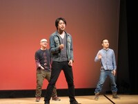 ふんど6の練習風景。高倉は照明、音響などについて細かくチェック。