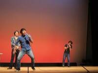 抽選チームの練習風景。玉城のモノマネボケに思わず笑いが。