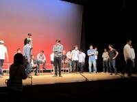 プロデューサーから「聞いてください！」と怒られるメンバー。