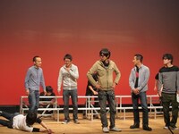 漫才チームと根暗チームがそれぞれ練習中。