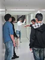 楽屋でも練習を続けるメンバー。