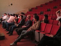 リハーサルを見つめるメンバー。