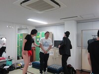 スーツを忘れたため永沢に怒鳴り込まれ、委縮する西堀。