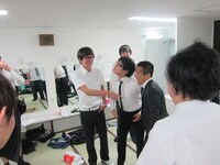 西堀にダメ出しをしていたところ、チョけた後輩役・ちゅうえい、上田が付いてきて思わず笑ってしまった永沢。