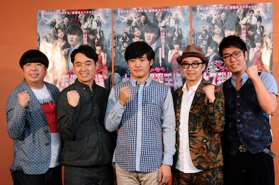 映画「ゴッドタン キス我慢選手権 THE MOVIE」に出演する（左から）バナナマン、劇団ひとり、おぎやはぎ。