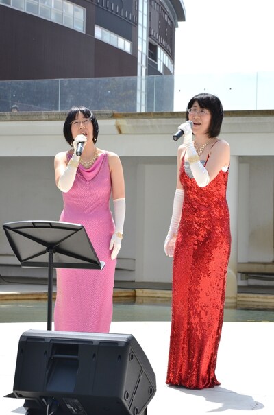 「SMASH」の主題歌「Beautiful」を披露する阿佐ヶ谷姉妹。